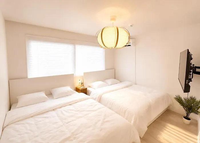 Hangang Park 2 Minutes Mangwon Market 5 Minutes Mangnidan-gil 5 Minutes Mangwon Station 10 Minutes Yg Entertainment Hongdae Hapjeong 6 People Appartement Seoel